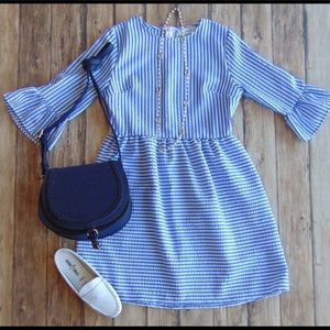 Sear sucker dress with flared sleeve